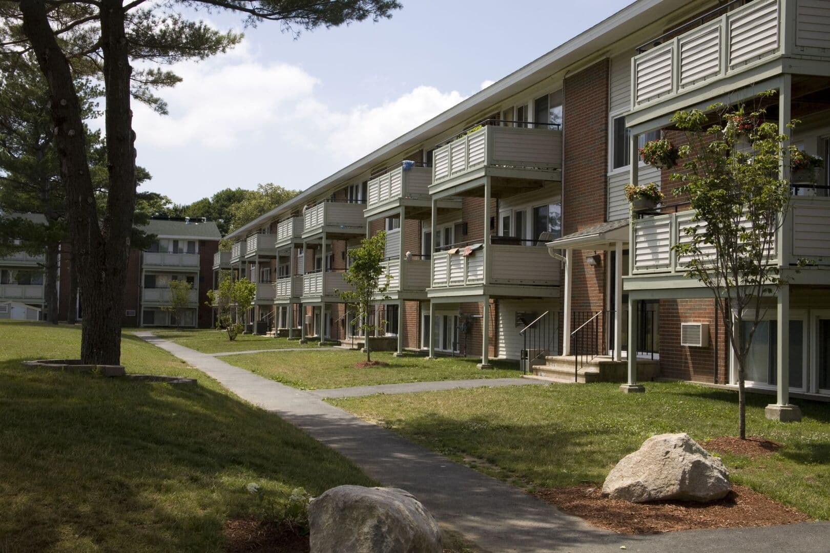 Bowdoin Apartments 5 of 8