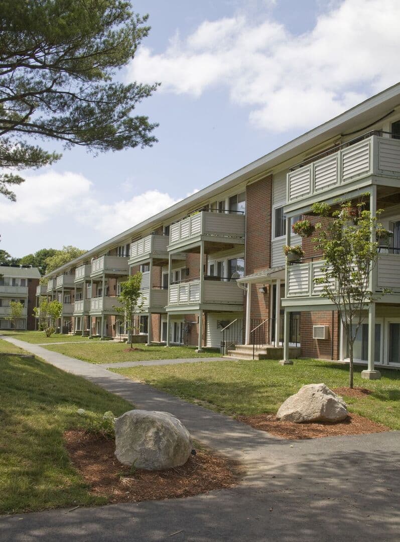 Bowdoin Apartments 6 of 8