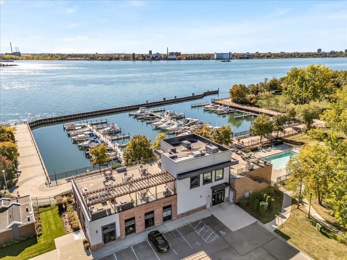 Waters Edge at Harbortown 33 of 37
