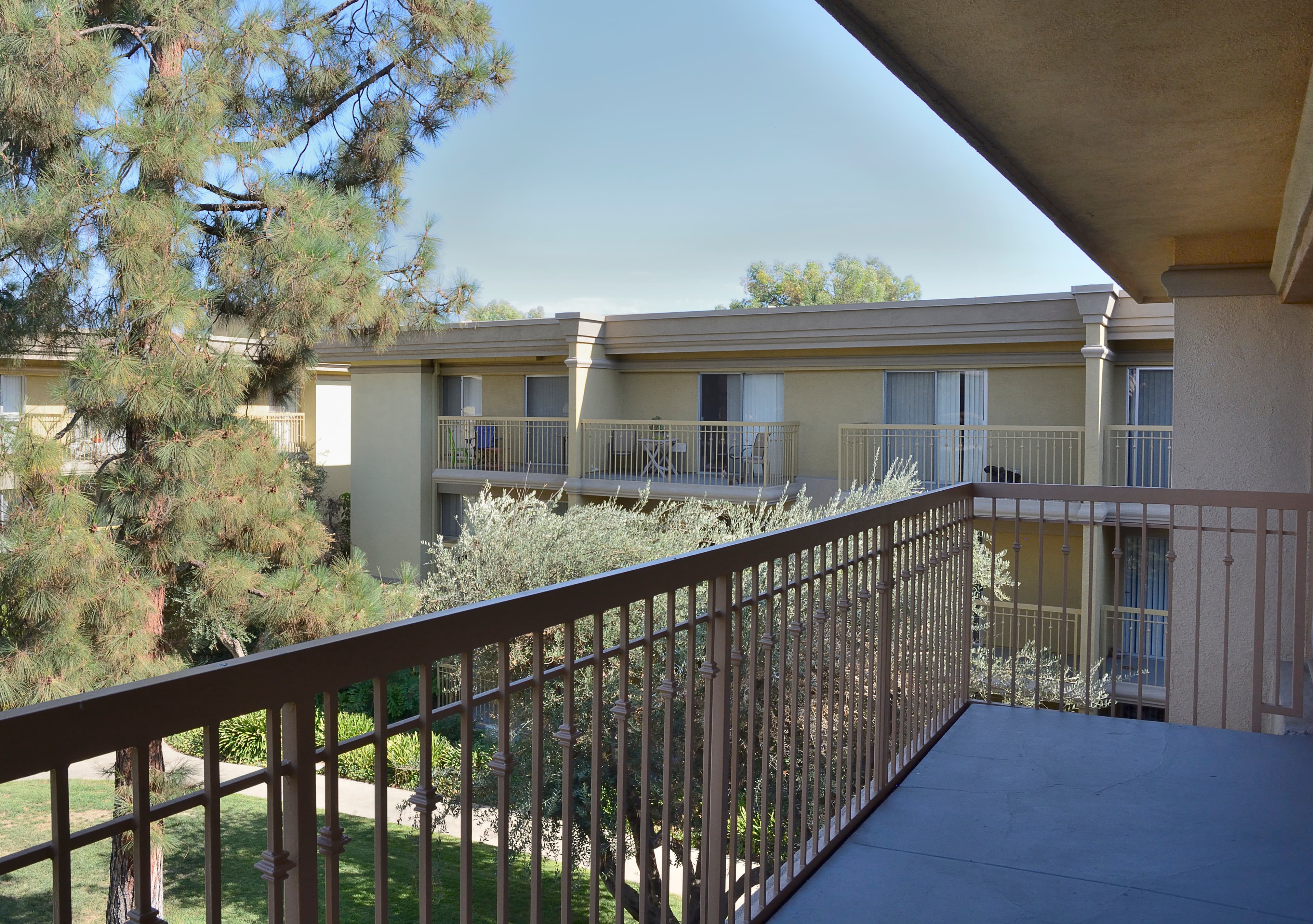 Eaves Woodland Hills 15 of 38