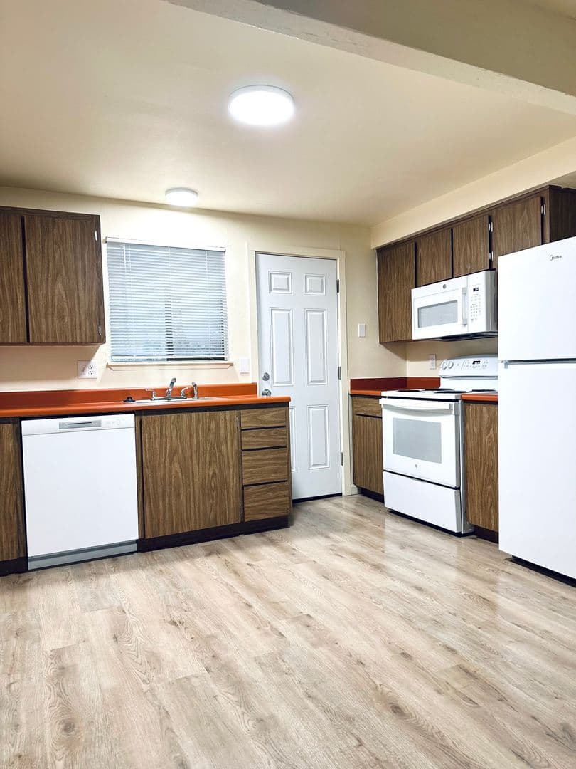 Brookshore Apartments 4 of 17