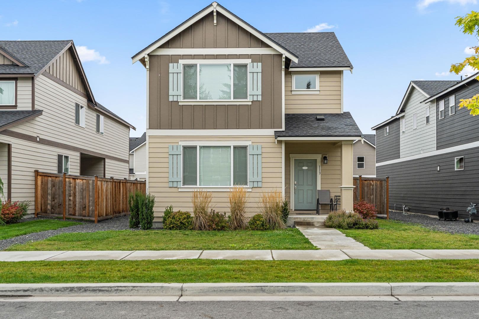 113 E Sandmyrtle Ave 1 of 8