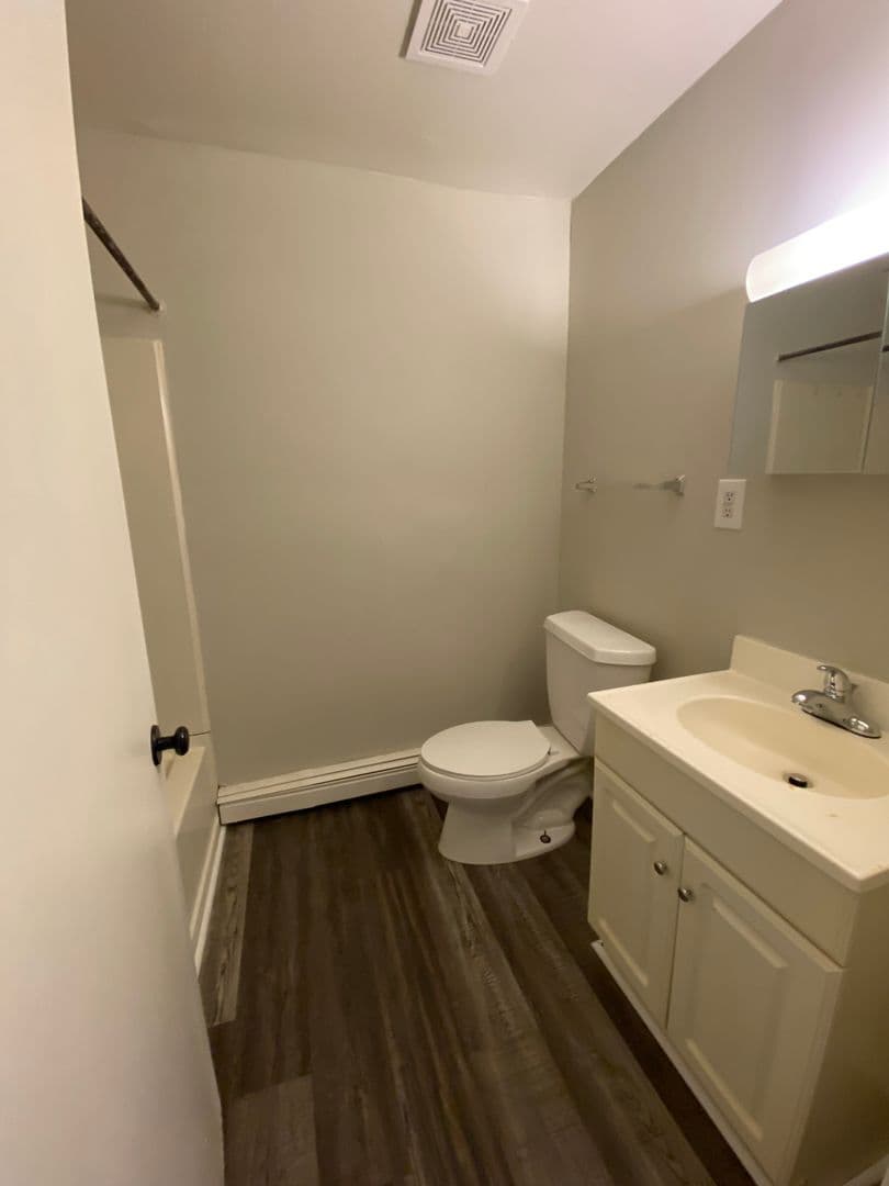 2 Bedroom Apartment Ready for Move In! 8 of 8