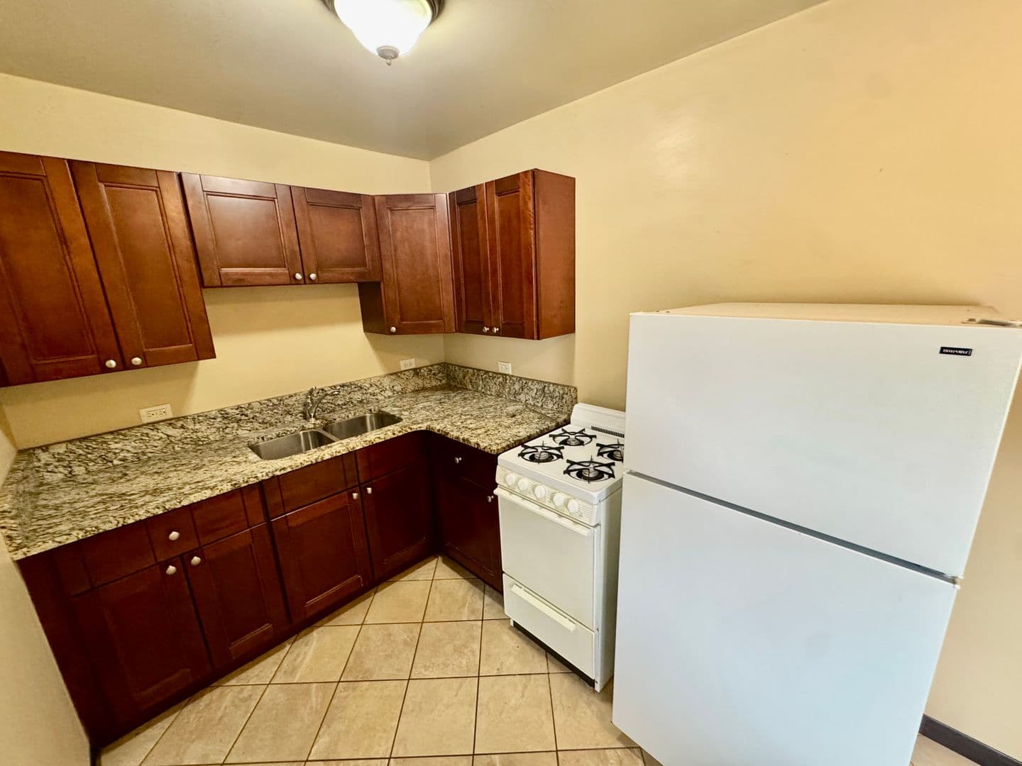 Poplar Apartments 4 of 12