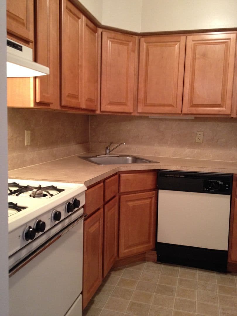 The Yorklyn Apartments and Townhomes 7 of 14