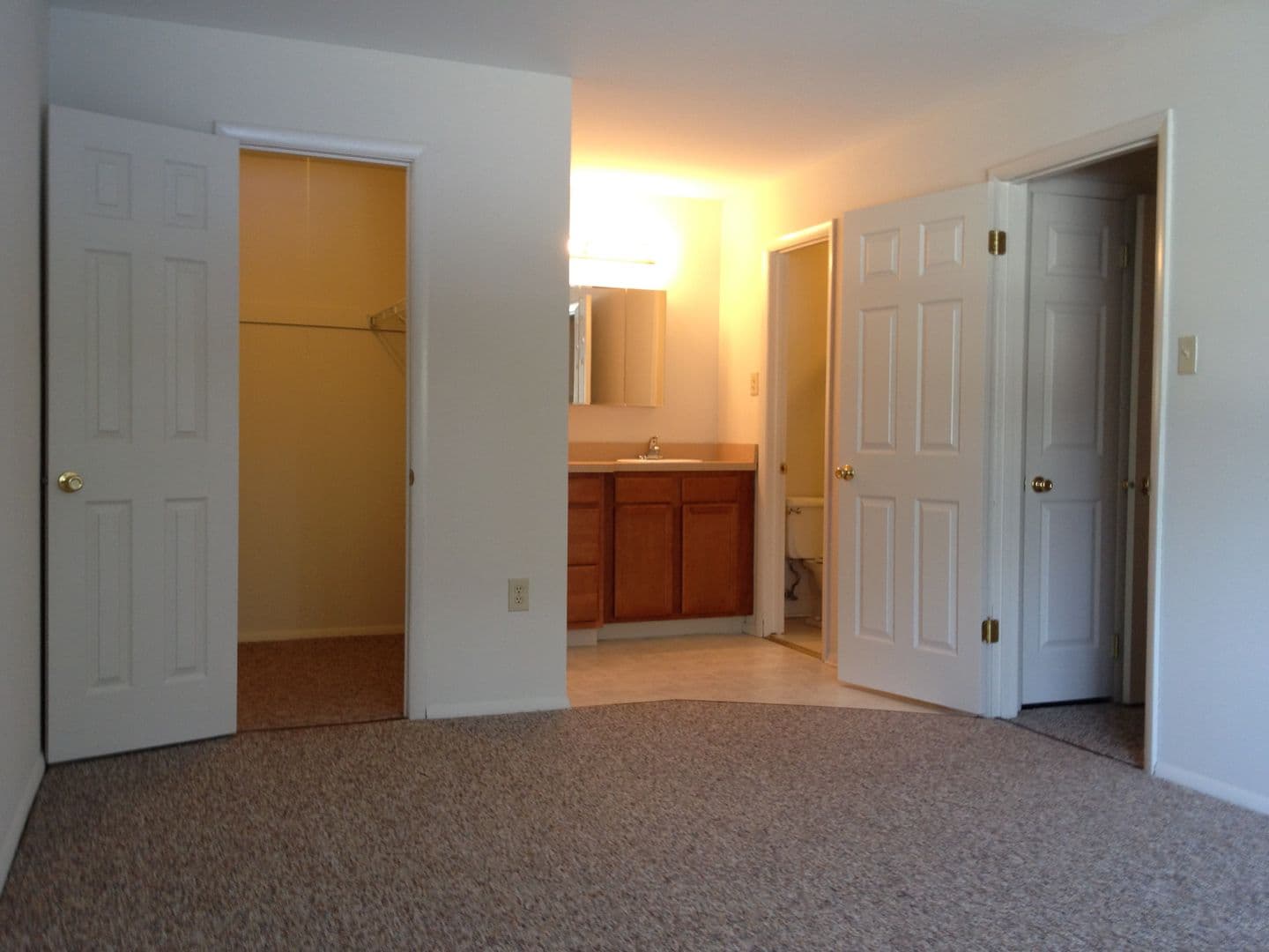 The Yorklyn Apartments and Townhomes 5 of 14