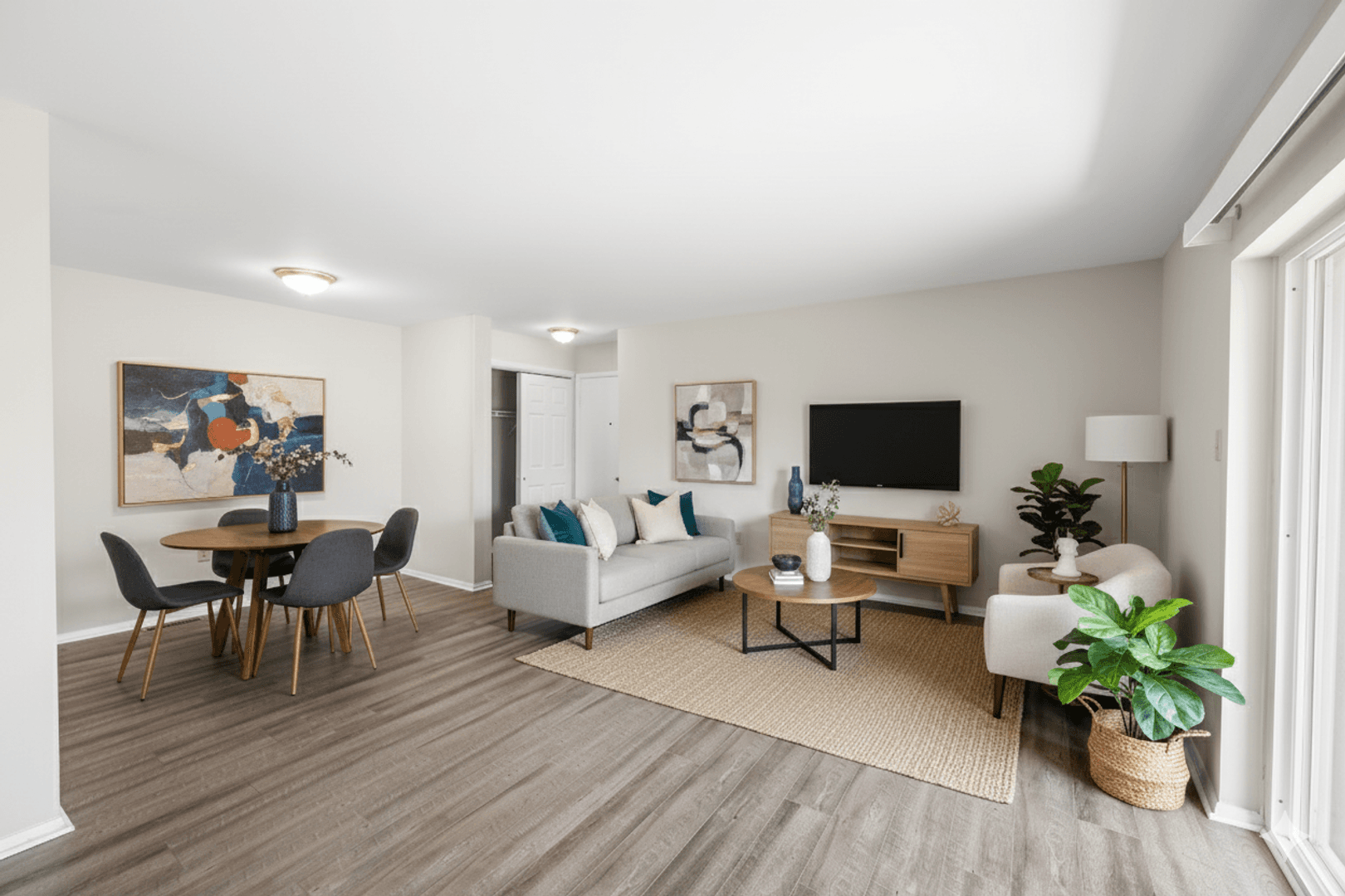 The Yorklyn Apartments and Townhomes 10 of 14