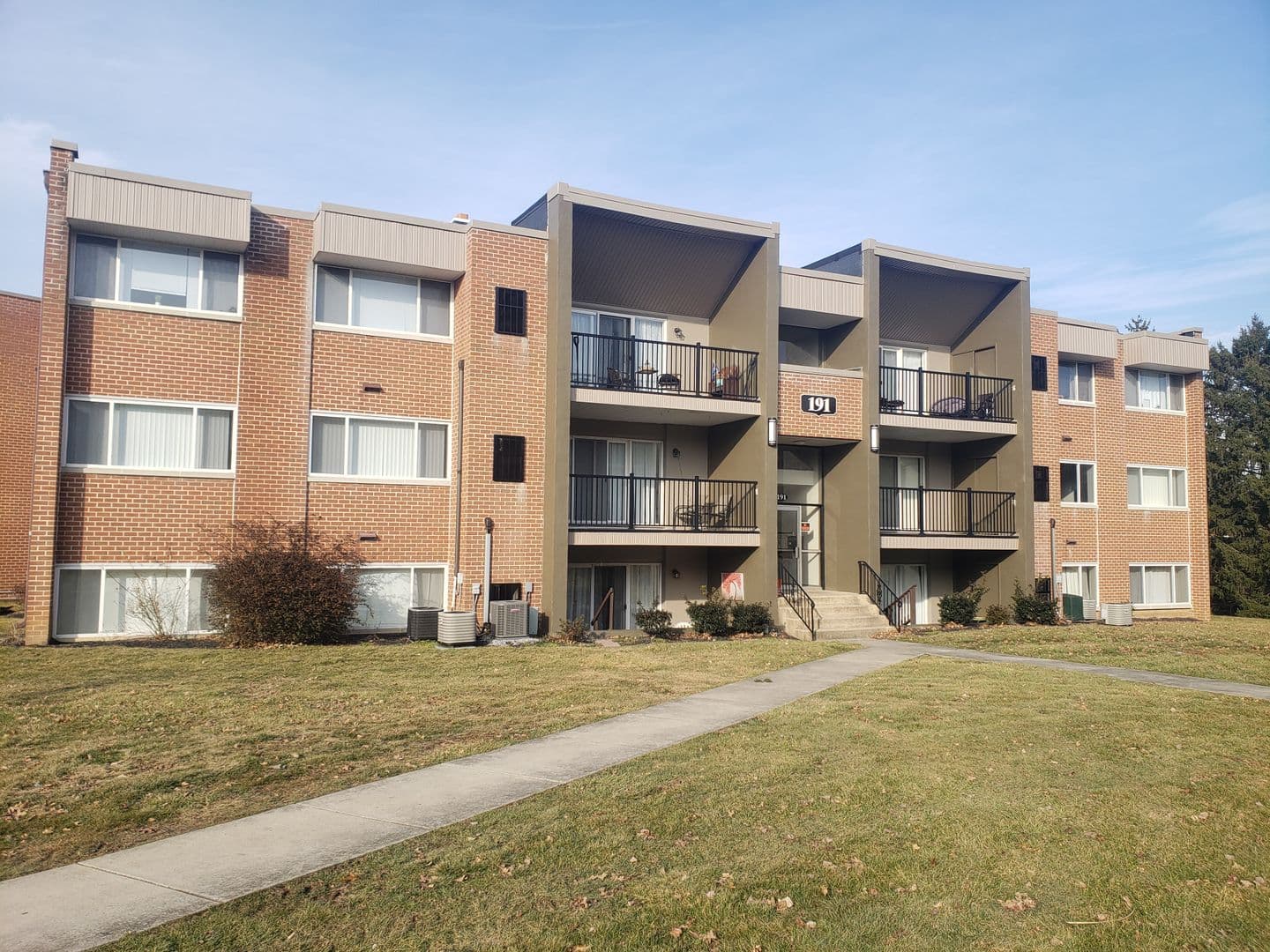 The Yorklyn Apartments and Townhomes 4 of 14