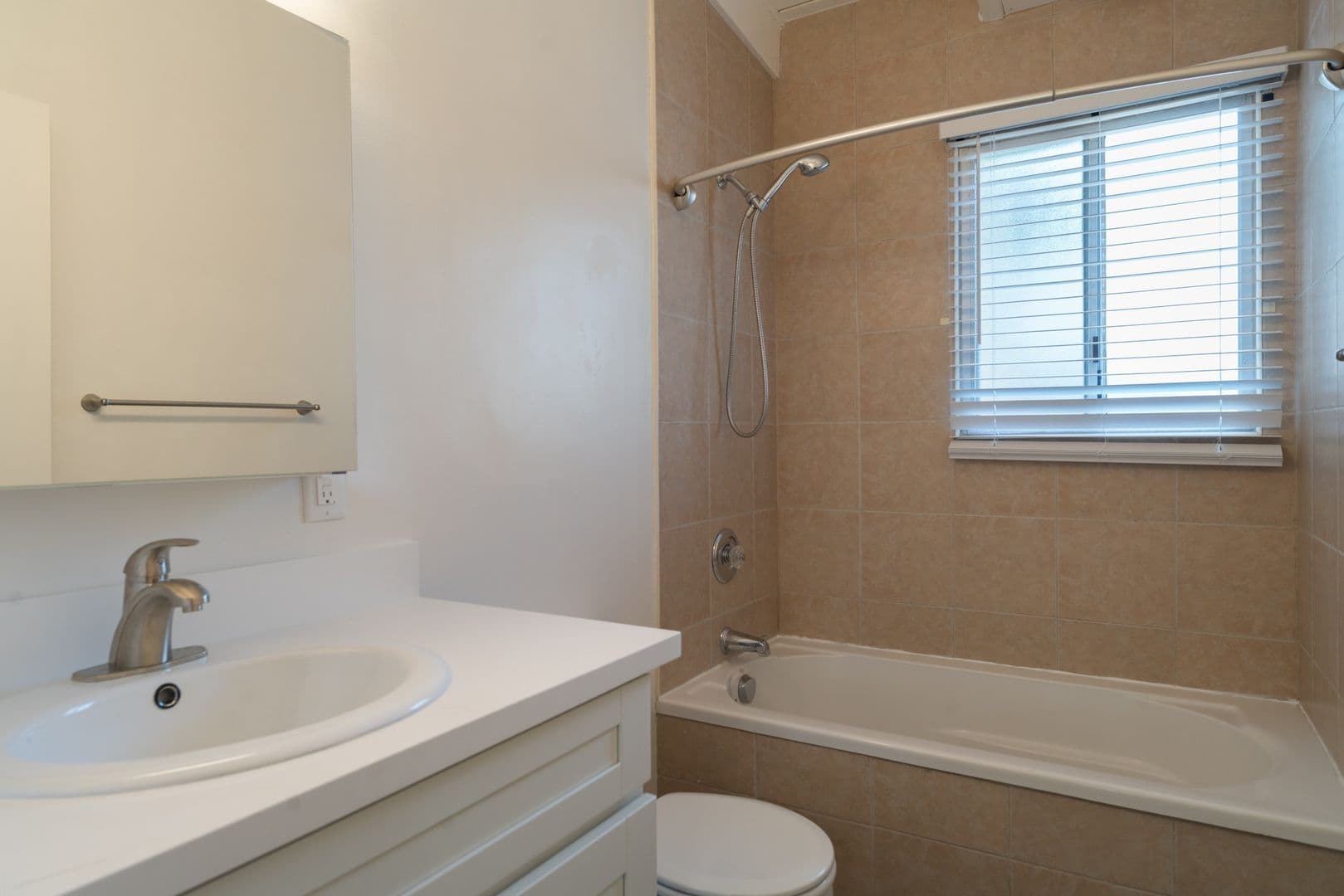 ~ Beautiful and Spacious 1 bd/1bath in Santa Monica ~ Move in Special 12 of 14