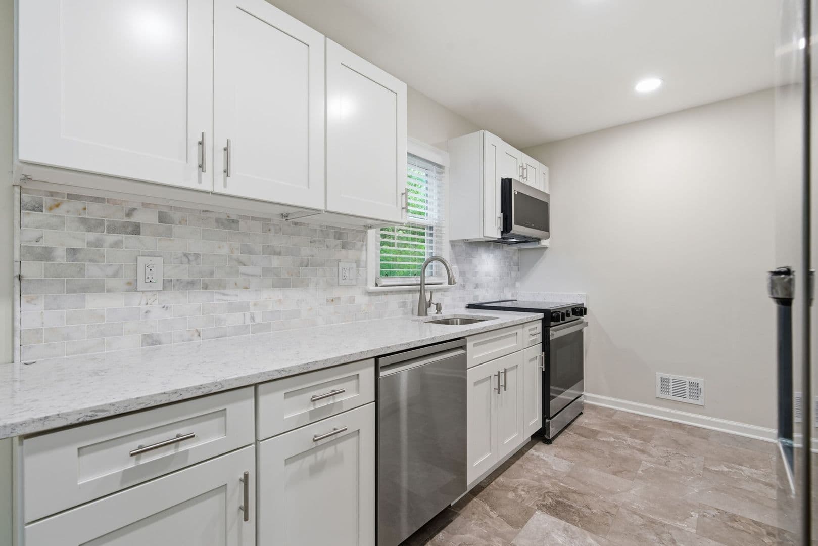 18 Grandin Cir 8 of 37