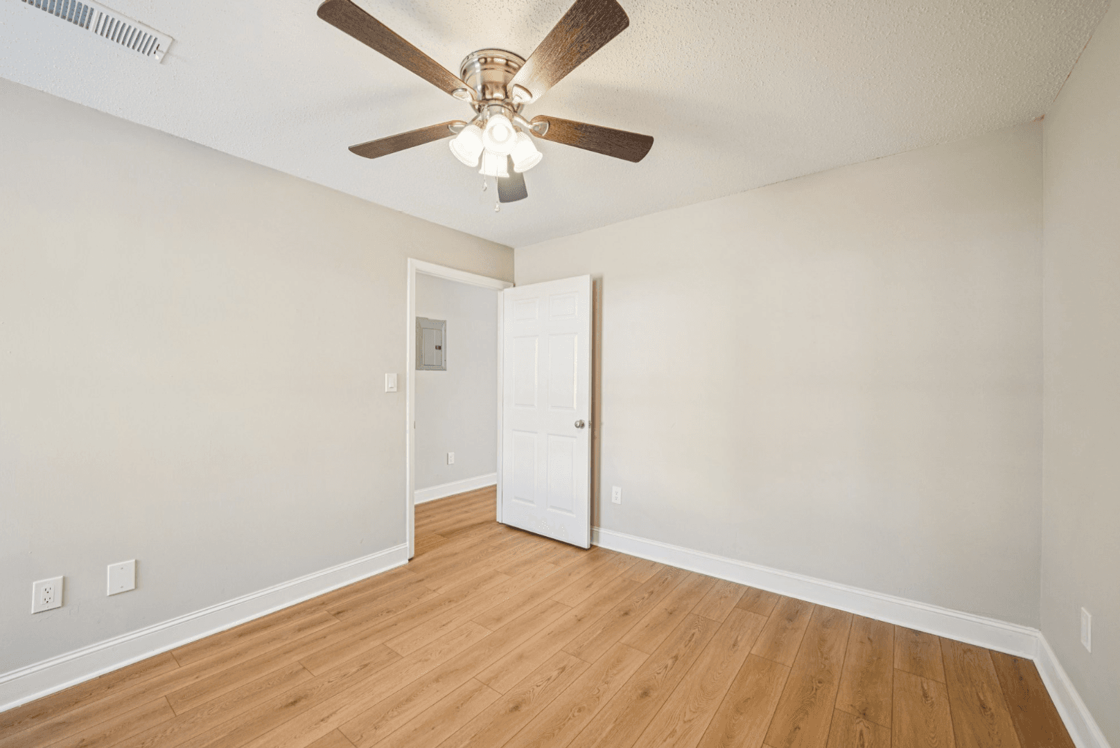 Sun Valley Apartments 5 of 17