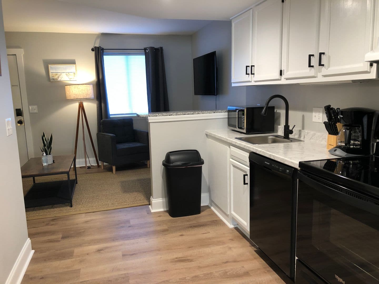 1 Bedroom Adjacent to UNCW 6 of 13