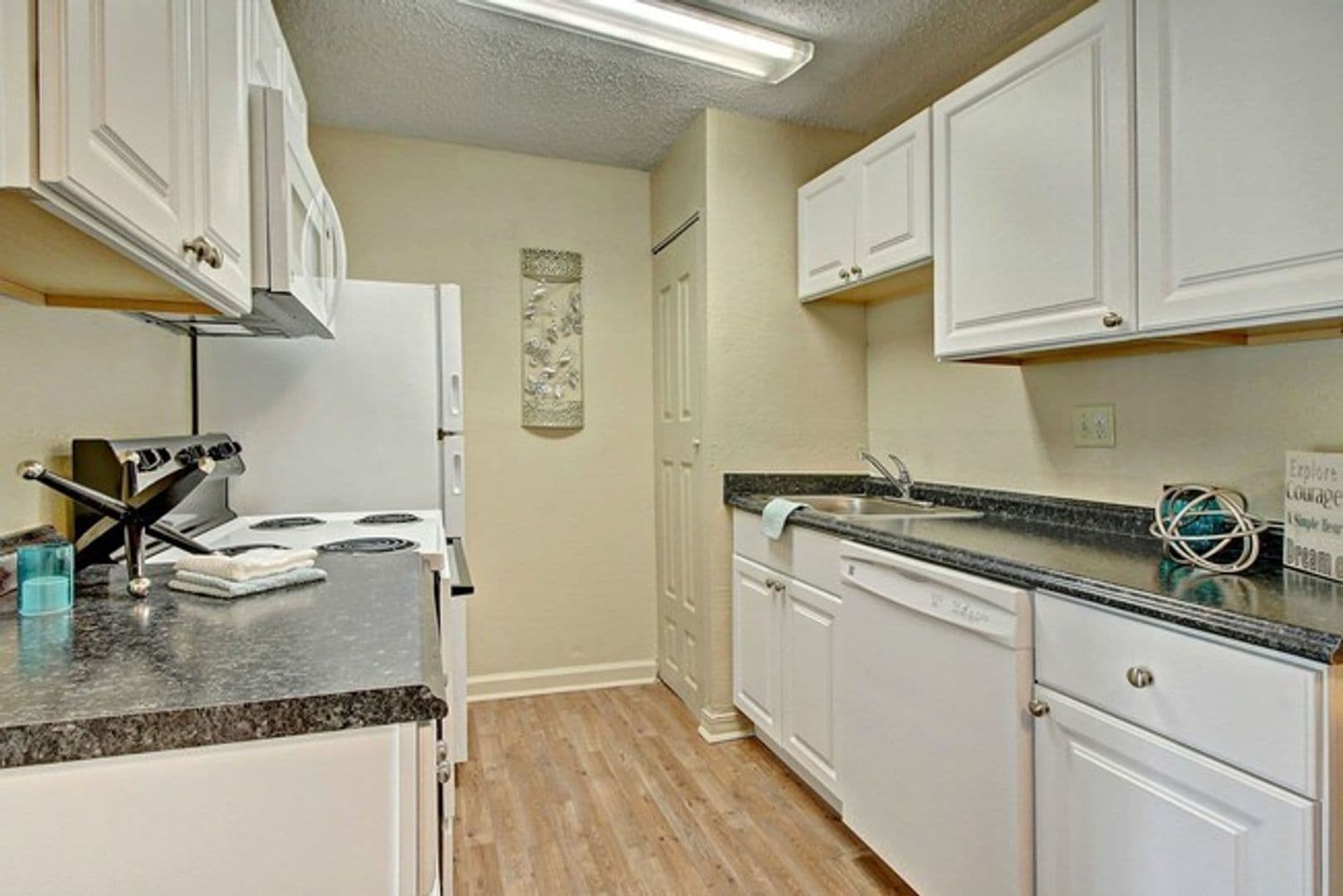 Woodland Hills Apartments 4 of 5