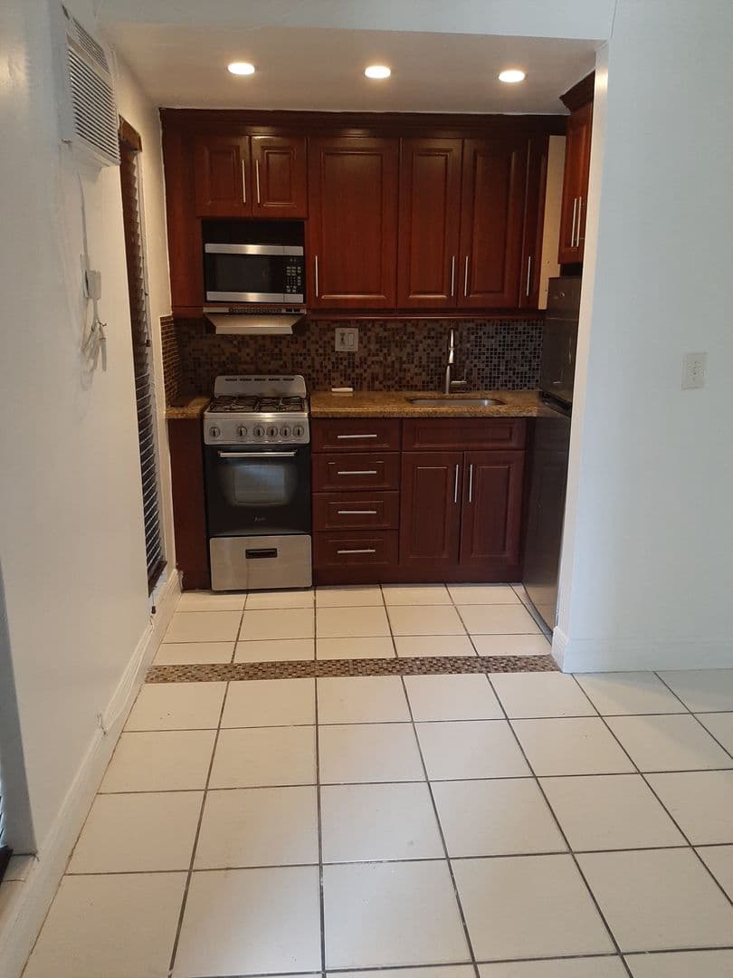 110 Sidonia Ave 2 of 6