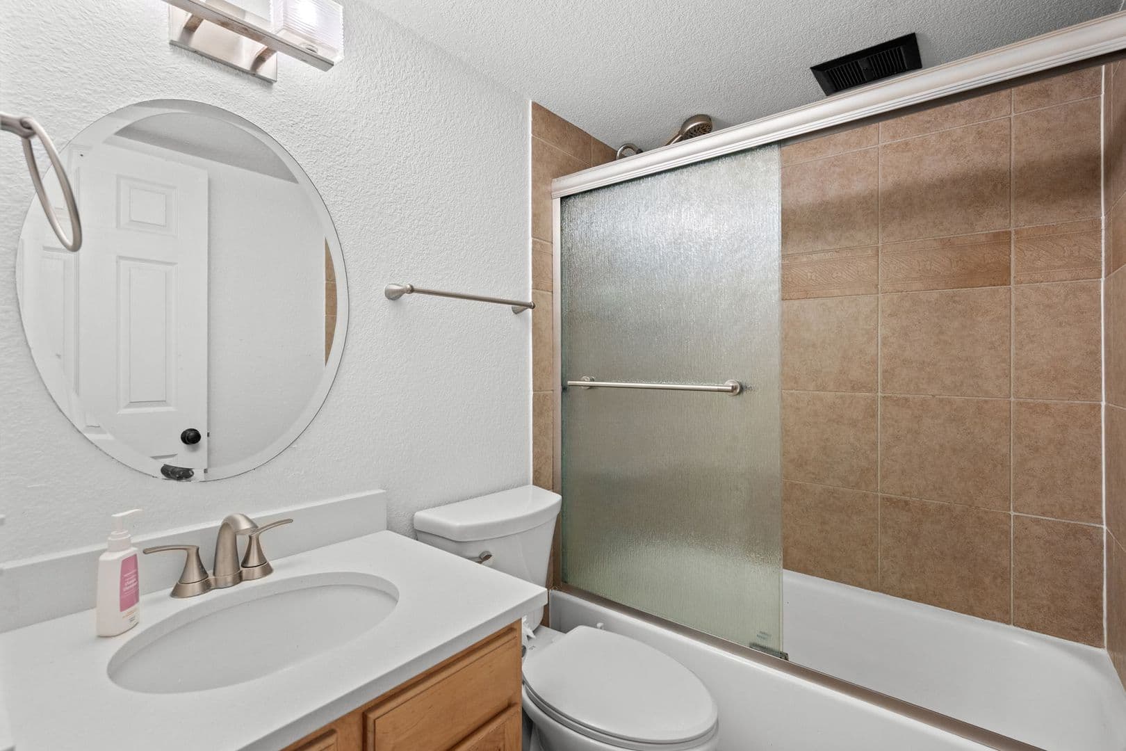 909 Logan St, Unit 11B - RA 16 of 23