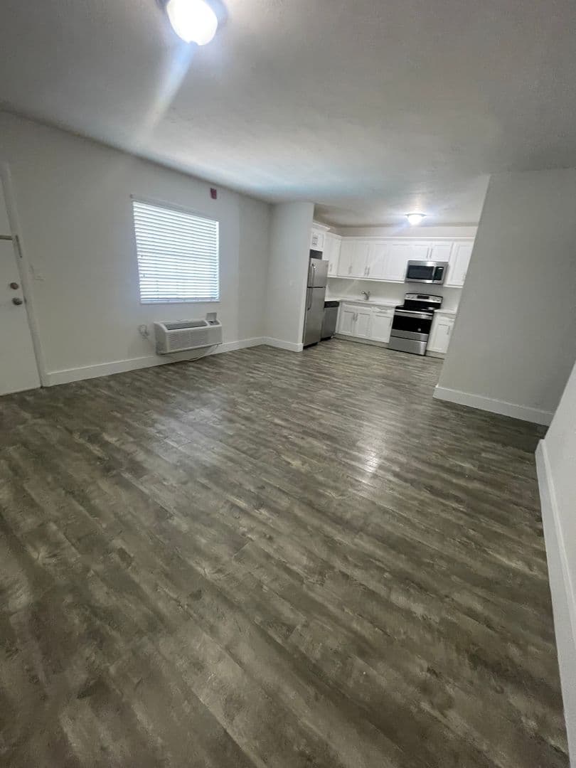 3270 West Trade Avenue 7 of 13
