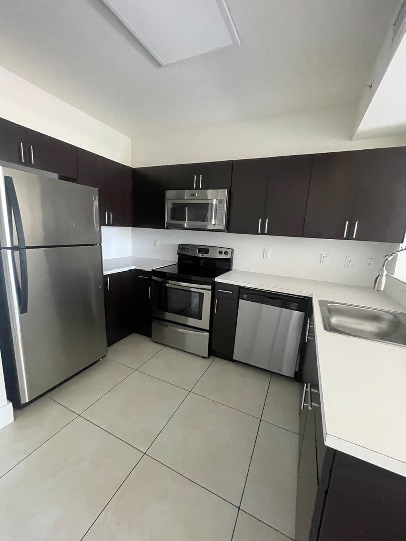 401 SW 17th Ave 2 of 13