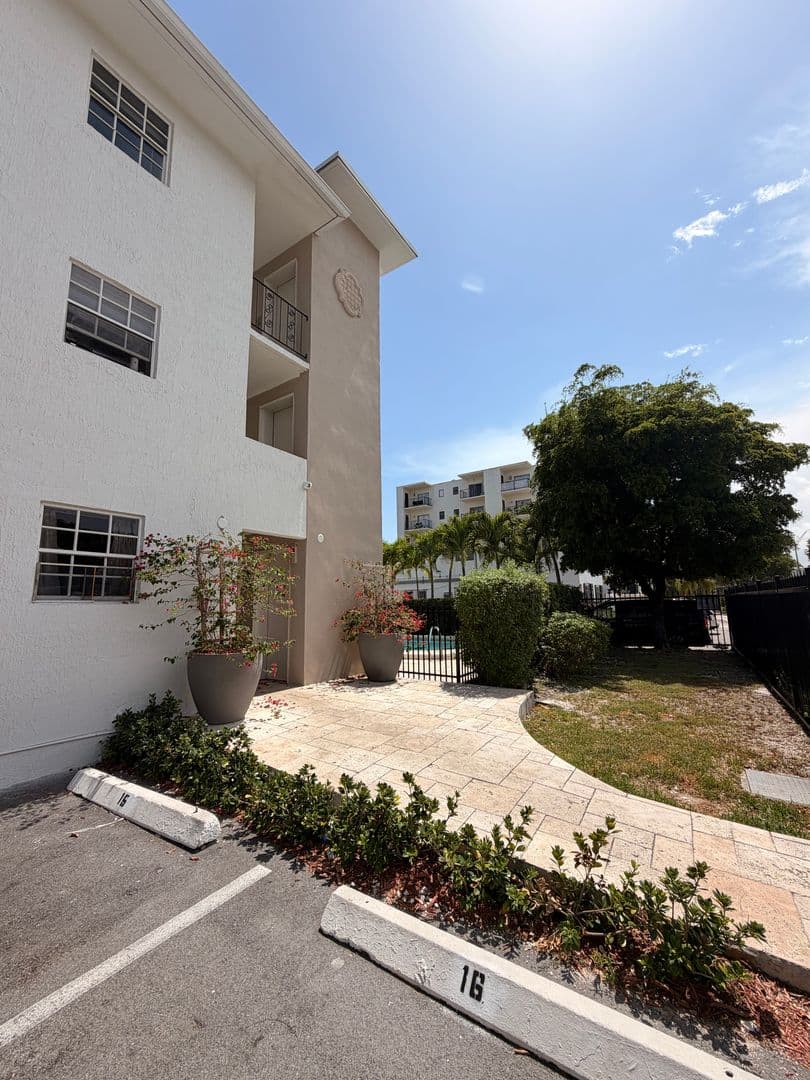 3270 West Trade Avenue 3 of 13