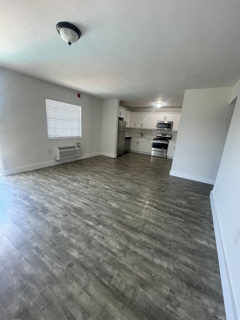 3270 West Trade Avenue 6 of 13
