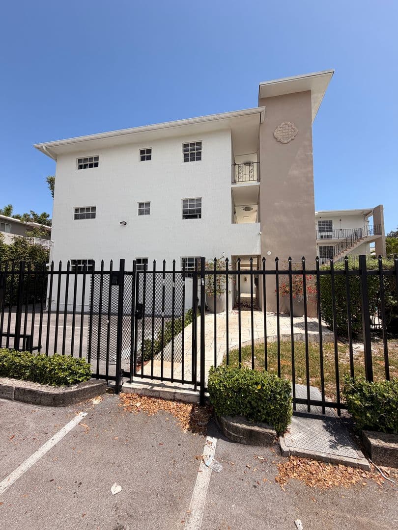 3270 West Trade Avenue 2 of 13