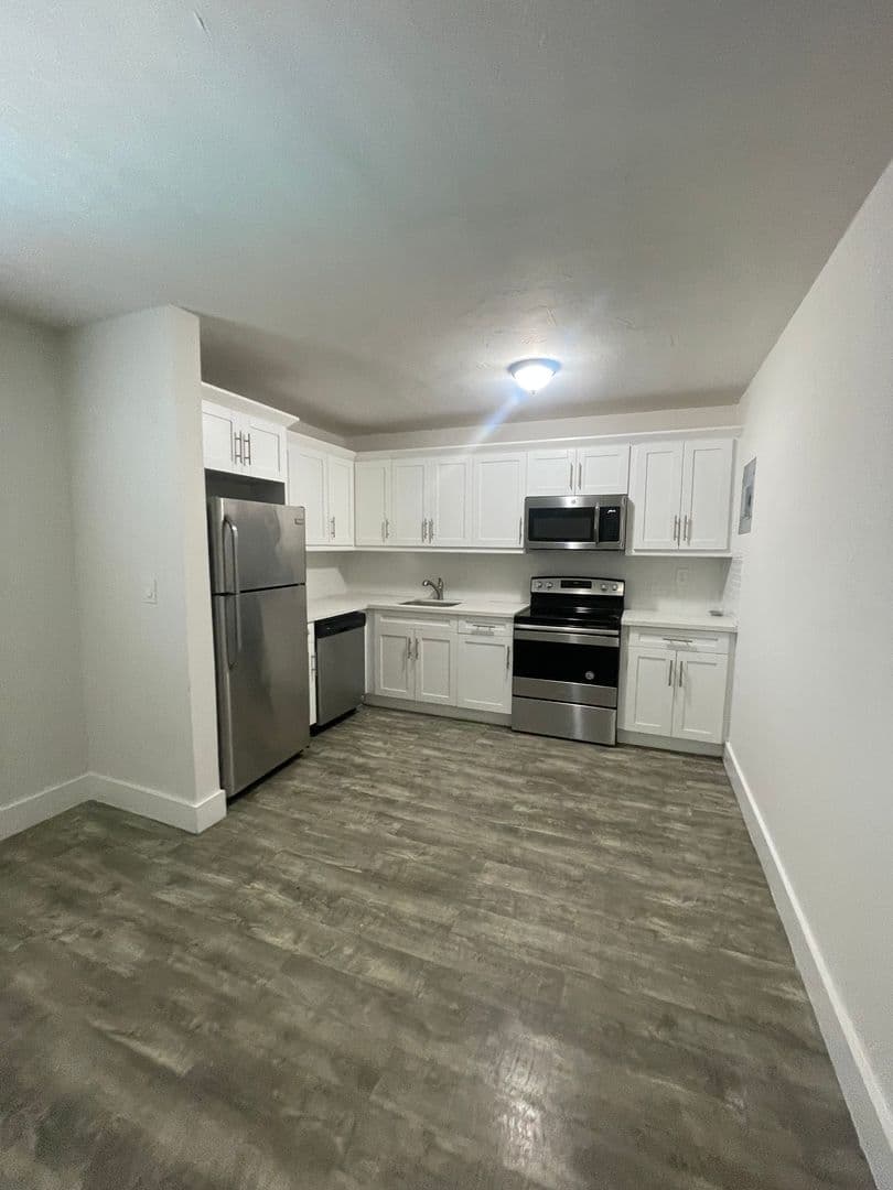 3270 West Trade Avenue 9 of 13