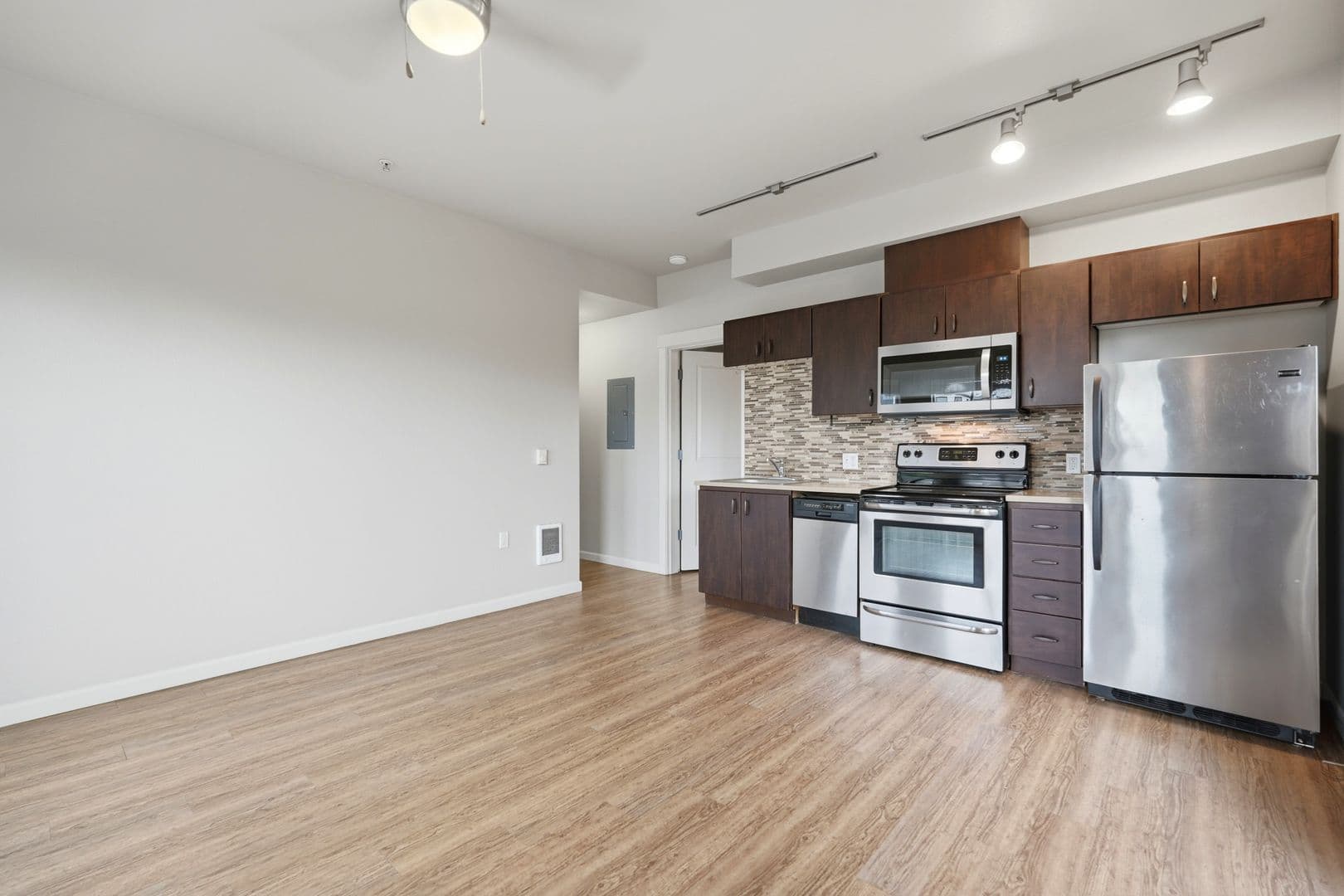 SELL Sellwood Apartments 3 of 8