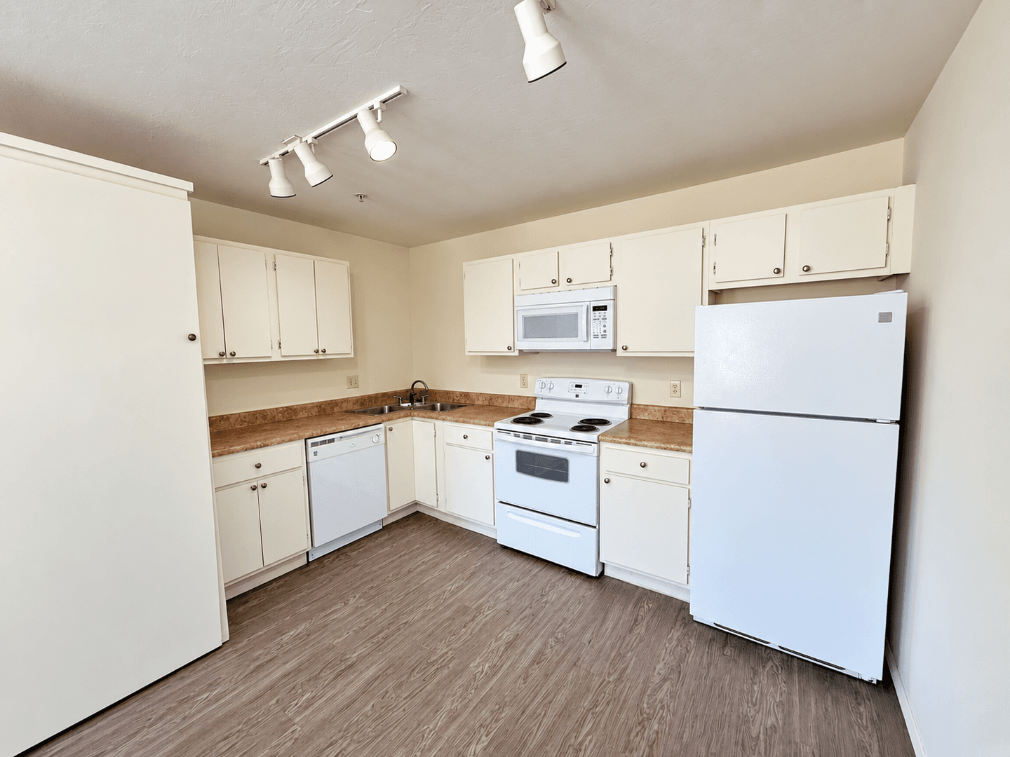 Cedar Creek Apartment Homes 3 of 10