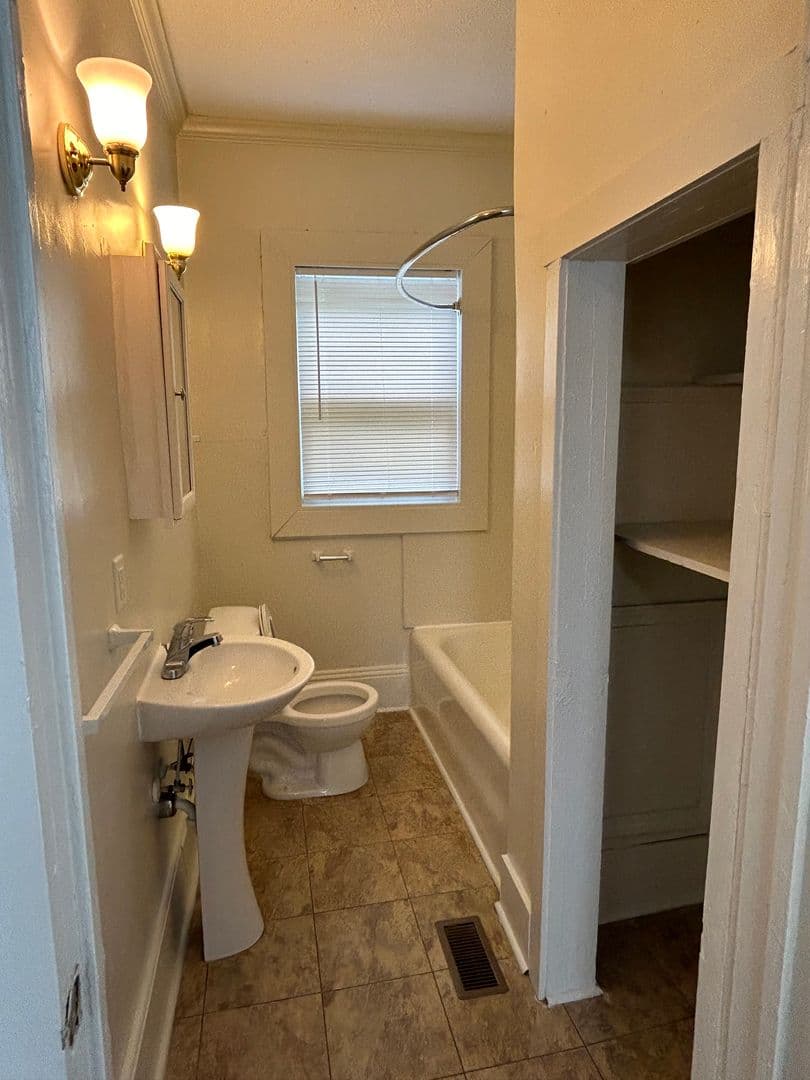 Adorable Apt in Historic Building - ONE Block to Duke! 9 of 10