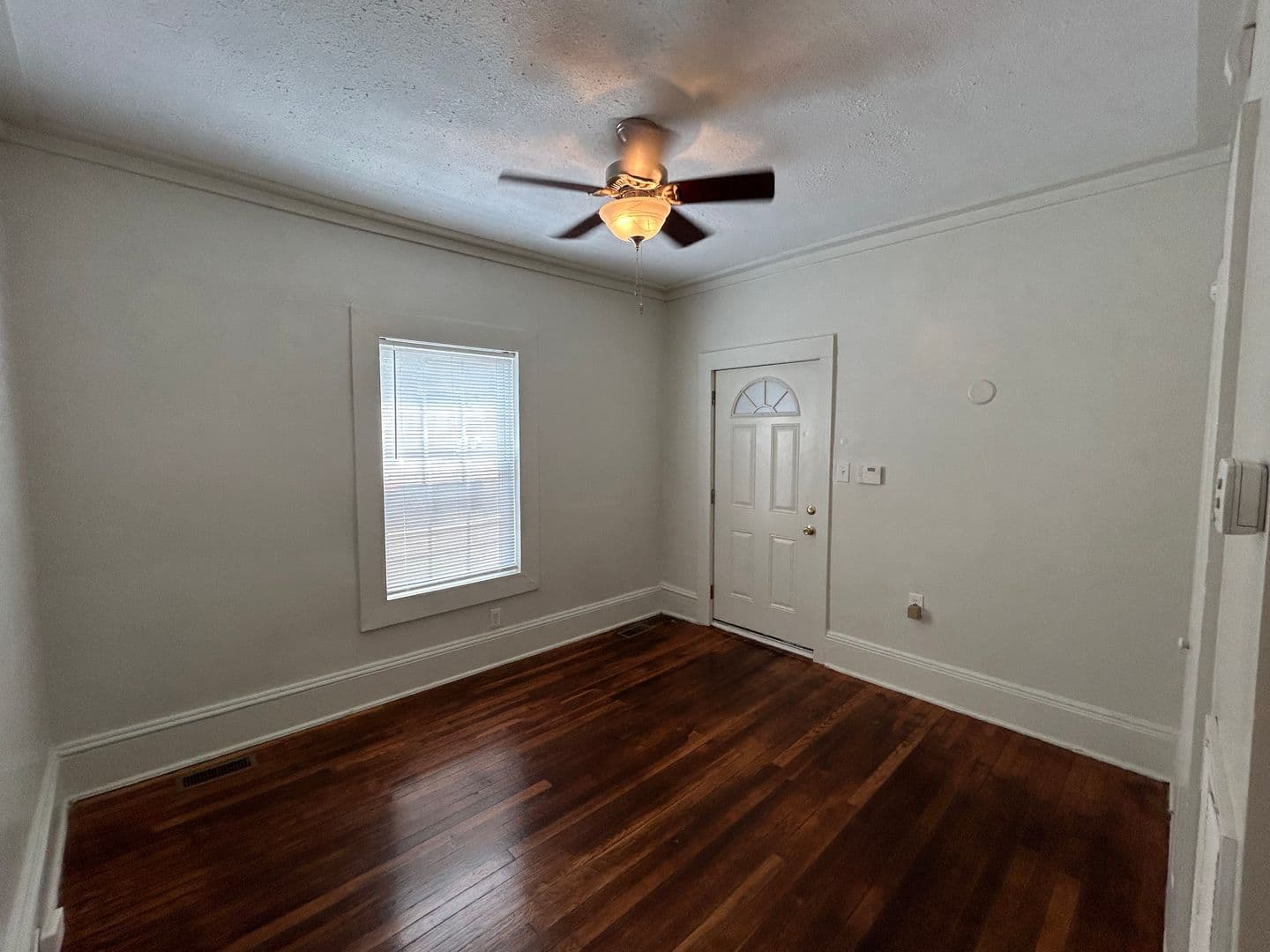 Adorable Apt in Historic Building - ONE Block to Duke! 3 of 10