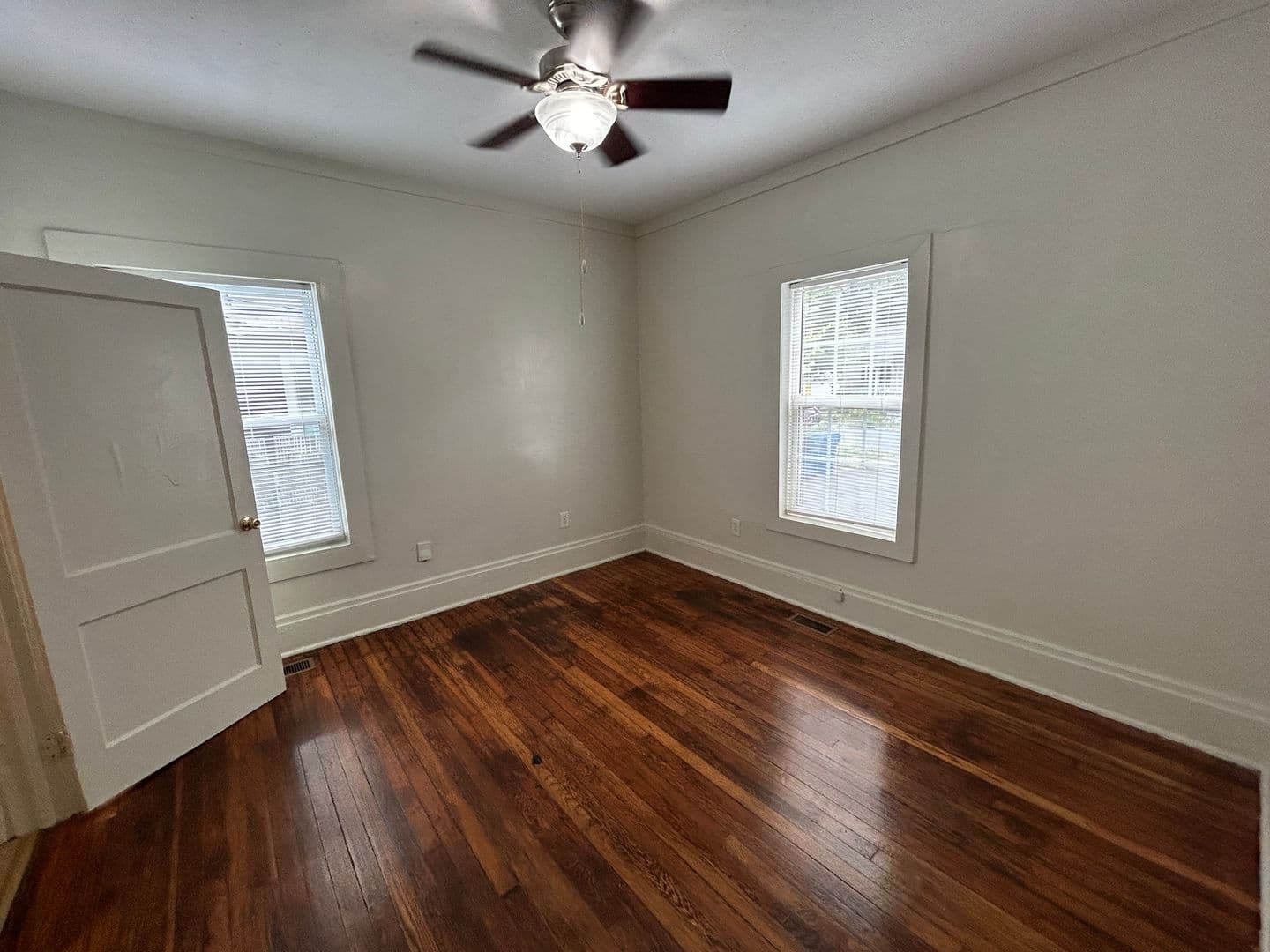 Adorable Apt in Historic Building - ONE Block to Duke! 6 of 10