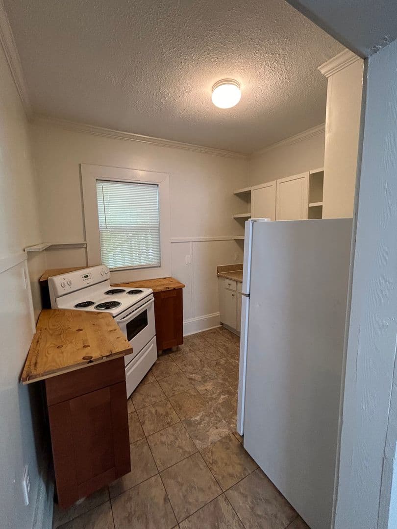 Adorable Apt in Historic Building - ONE Block to Duke! 4 of 10