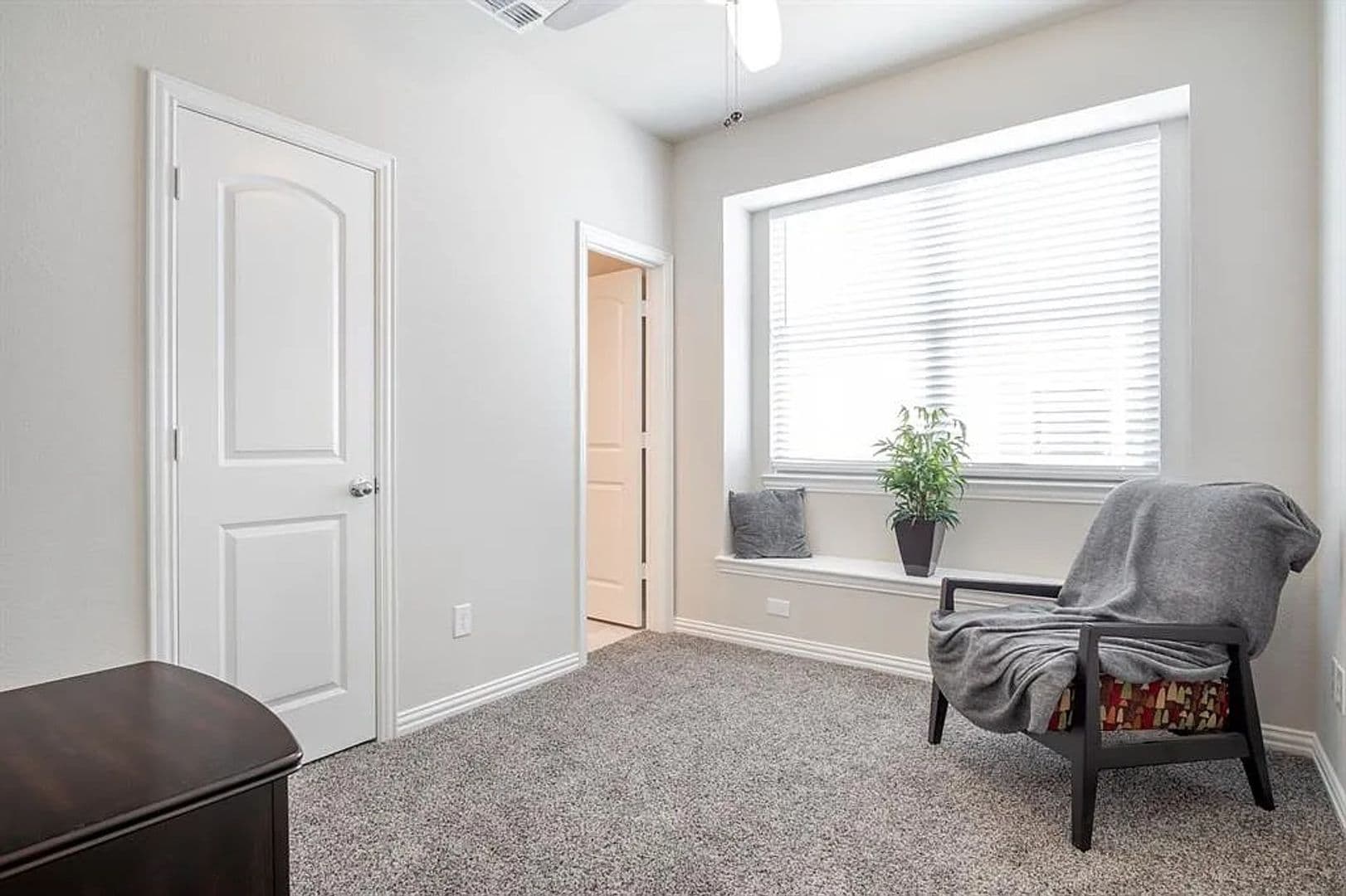 301 E Lamar Street 18 of 29