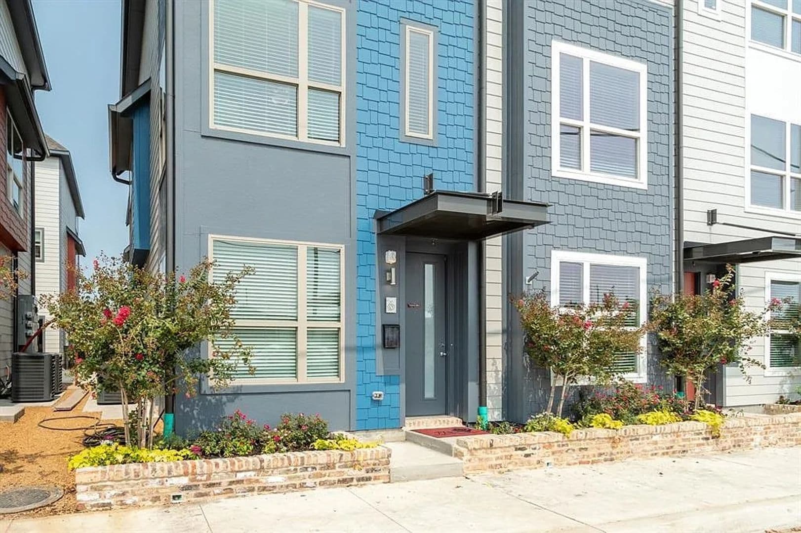 301 E Lamar Street 2 of 29