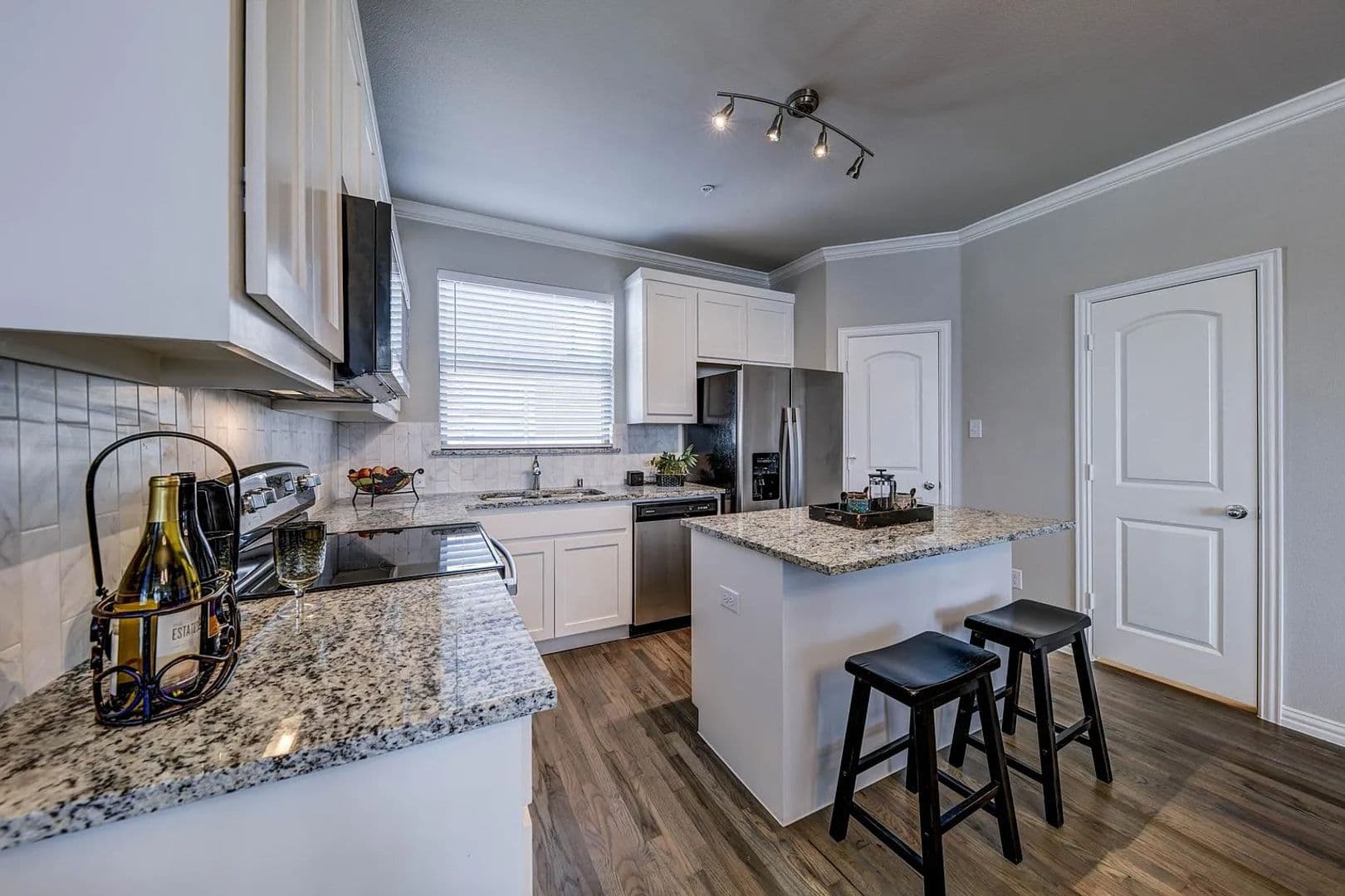 301 E Lamar Street 10 of 29