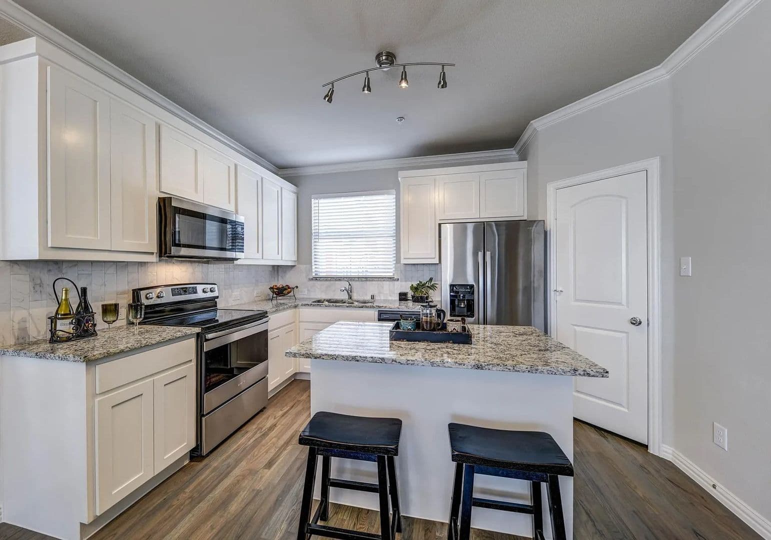 301 E Lamar Street 5 of 11