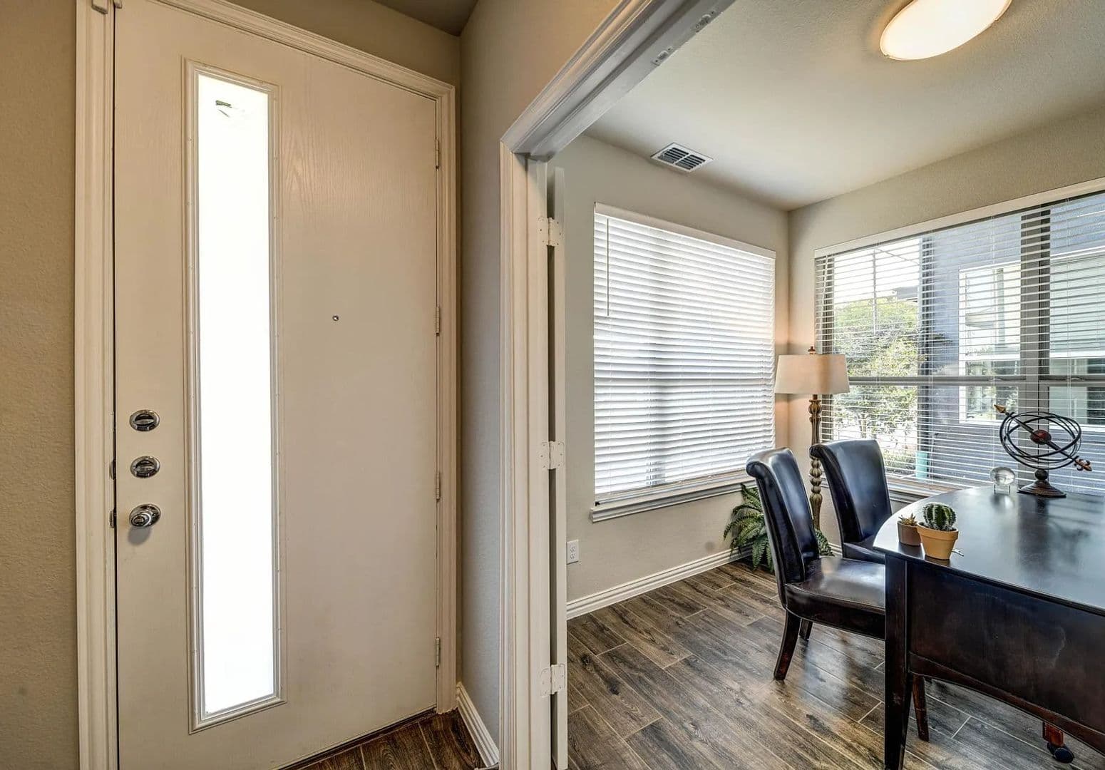 301 E Lamar Street 3 of 29