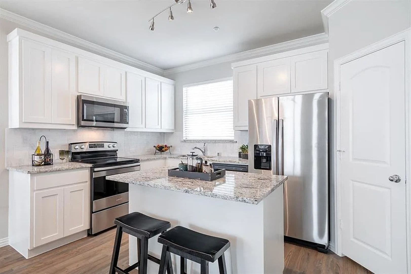 301 E Lamar Street 16 of 29
