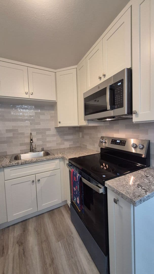 Newly Updated 2BD! Central Air & Heat, Dishwasher, On-Site Parking Space Included, Desirable Midtown Location, Receive $1,200 Off 1st Month's Rent For A Limited Time! Available Now! 9 of 31