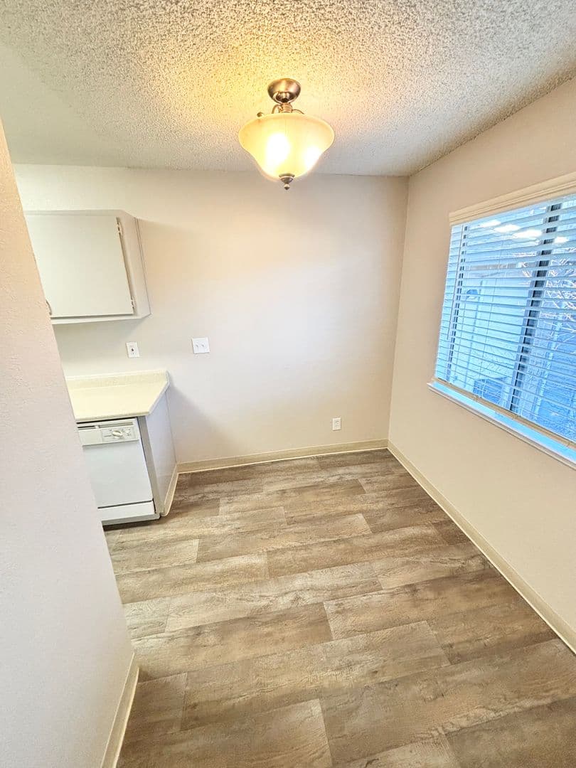 Walnut Avenue (2548) 5 of 15