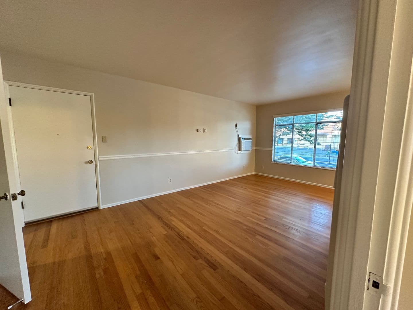 Carlson Drive (5488, 5492) 3 of 27