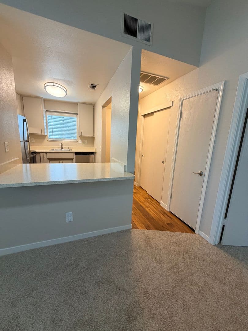 Poplar Avenue (7764) 2 of 12