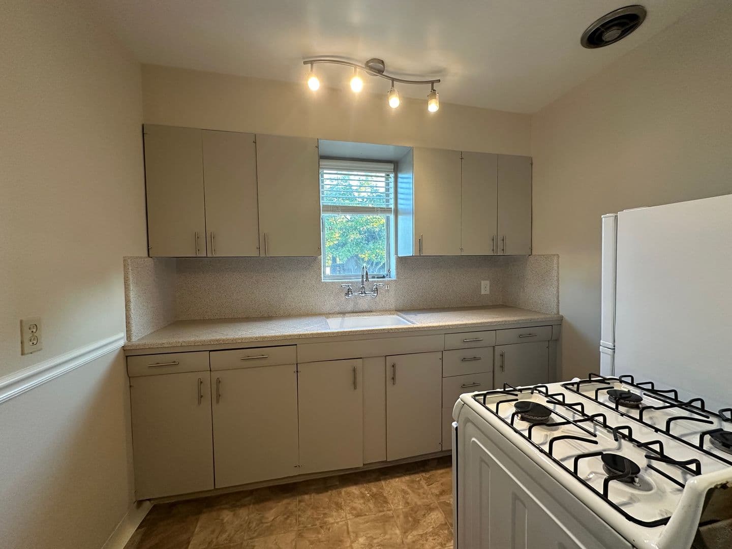 Carlson Drive (5488, 5492) 11 of 27