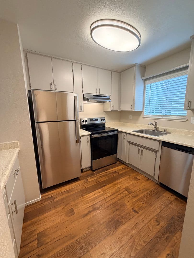 Poplar Avenue (7764) 1 of 12