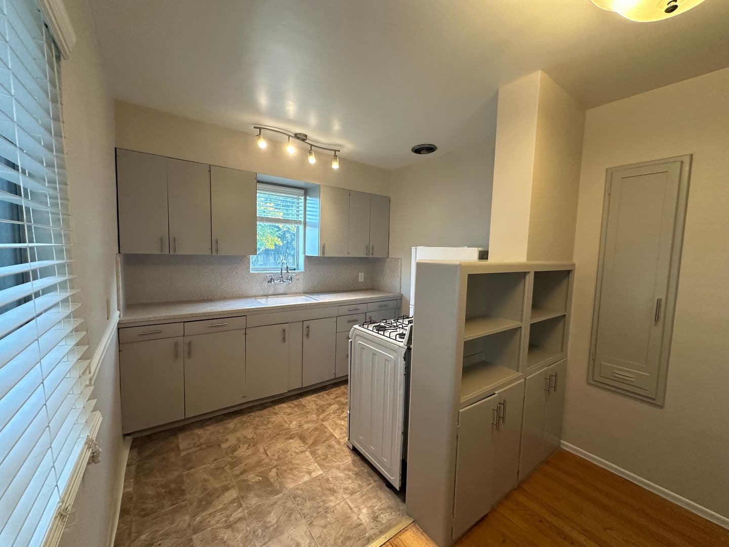 Carlson Drive (5488, 5492) 14 of 27