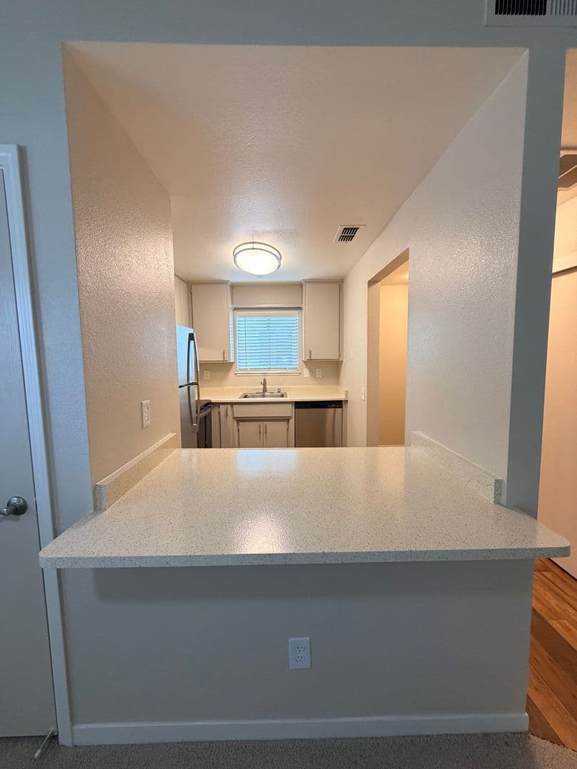 Poplar Avenue (7764) 3 of 12