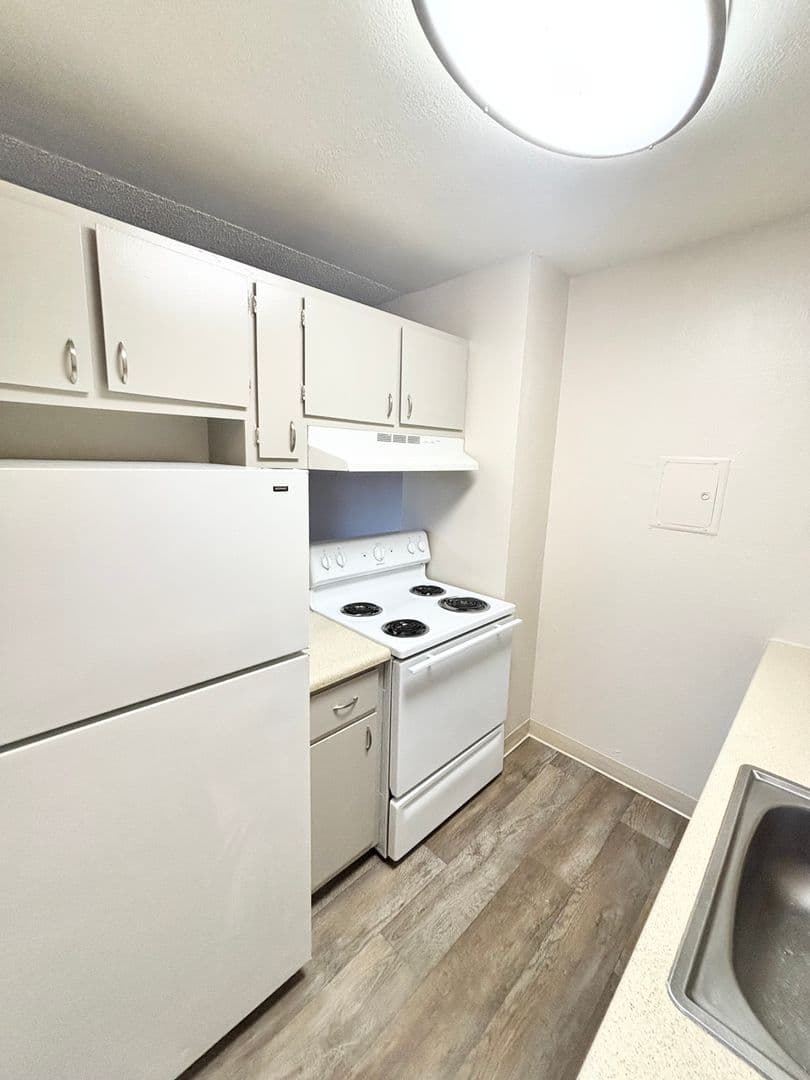 Walnut Avenue (2548) 2 of 15