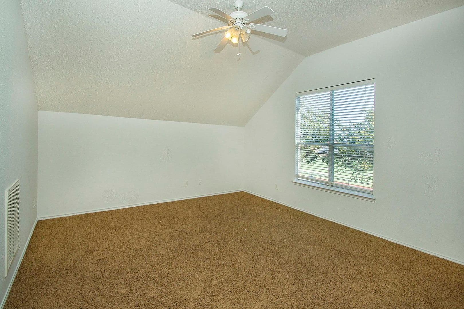 406 Leameadow Dr 12 of 21