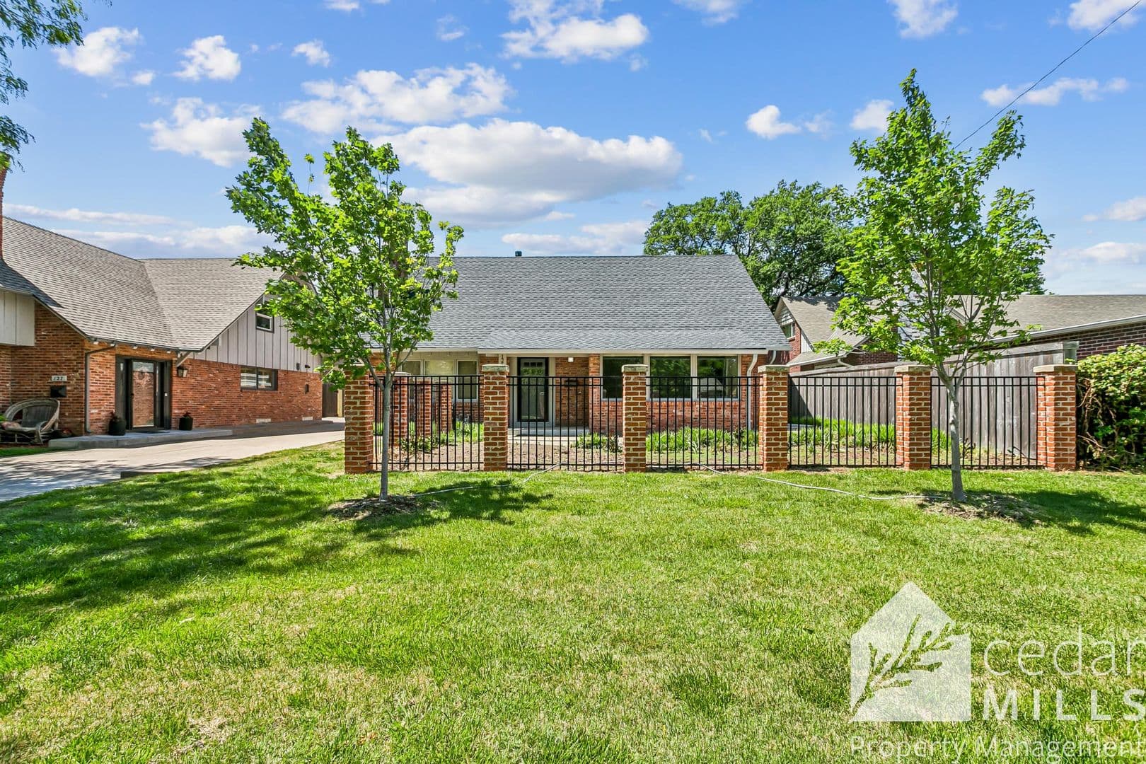 125 S Oakwood 1 of 16