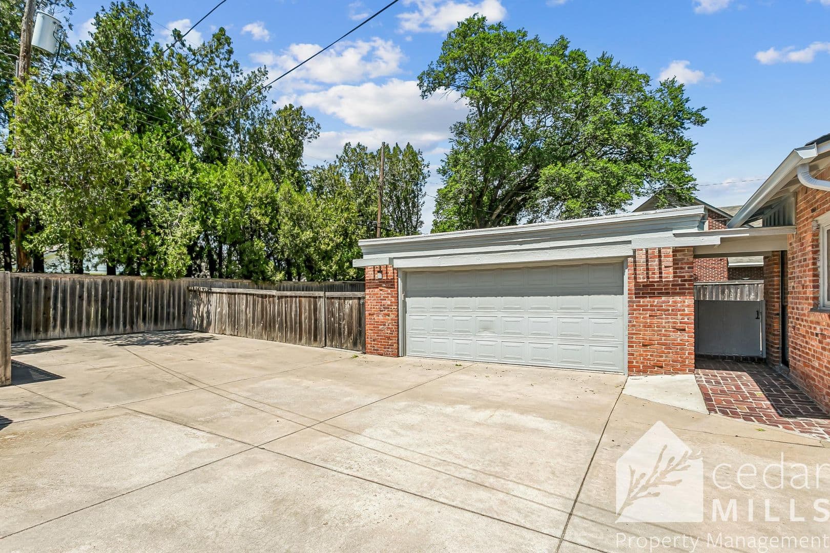125 S Oakwood 2 of 16