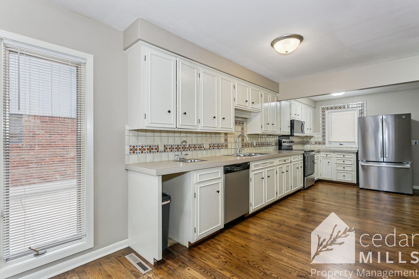 125 S Oakwood 7 of 16